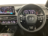 【ハンドル】運転にかかわる様々な操作を安全に行えるように視点移動が少なく操作性に配慮されたスイッチ類が凝縮されたコックピットです。