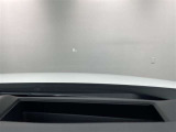 ヘッドアップディスプレイ(HUD)搭載。運転中、前方から視線を落外す必要がなく、安全に情報を把握しながら運転ができる機能です。