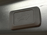 【パワーバックドア】スマートキーや運転席のボタンを押すだけでリアゲートが自動で開閉します!荷物を持っている時や、高い位置にあるバックドアを閉める際に便利な機能です♪