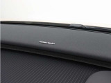 【harman/kardon】5つのスピーカーを内蔵したサウンドバーにより、ドライバーを包み込む音場を実現しました。また、洗練されたミニマルデザインは、キャビンをスタイリッシュに彩ります。