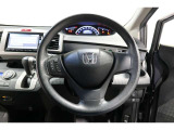 運転中もハンドルでの操作が可能です。特に高速道路等の目が離せない運転時には、便利さだけでなく、安全性も兼ね備えております。