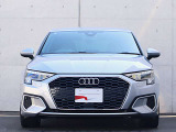 ●一目でAudiとわかる特徴的なシングルフレームグリル・LEDランプ。精悍なフロントマスクからAudiのスマートで上品なブランドを連想させてくれます。女性にも大変ご好評頂いております。