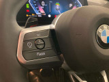 【アクティブクルーズコントロール】一定速度での巡航はもちろん、前方の車両との距離を一定に保ちながら自動で加減速を行います。BMWは車両停止までの制御が可能となりますので、渋滞時には大変嬉しい機能です。