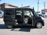 両面スライドドアとなっております!狭い場所に駐車した時に安心して横にスライドして乗り降りできますよ!
