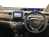 車内は光触媒抗菌消臭施工済です。インパネ周りはスタイリッシュなデザインで機能や装備も充実しています。グローブボックスやカップホルダーのほかにトレーなどたくさんの収納スペースが付いています。