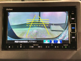 リバースギアに入れるだけで後方の表示へ切り替わります。夜間や雨の日の駐車も楽になりますよ。