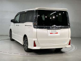 左ななめ後ろから撮影した、リアまわりのデザインや車両全体のバランスを確認できる写真です。リアフェンダーやテールまわりの形状、ボディラインのつながりなど、外観の印象を把握しやすくなっています。
