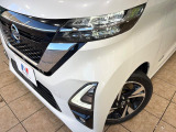 【LEDヘッドライト】悪天候や夜間走行時も良好な視界を確保し安心して運転できる高輝度LEDヘッドライトを装備!点灯速度が早く、消費電力も抑えられています。
