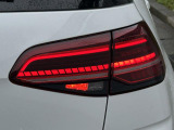 LEDテールランプ(ダイナミックターンインジケーター付き)特徴的な配光パターンによって後続車からの視認性が高まり、万一の追突の危険性を軽減します。