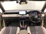 車内は光触媒抗菌消臭施工済です。スタイリッシュなデザインで暖かみのあるインパネ周りを演出します。グローブボックスやカップホルダーのほかにトレーなどたくさんの収納スペースが装備されています。