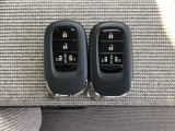 ☆スマートキー☆ドアの開錠・施錠はもちろんですが、エンジンをかけるときも鍵を取り出さなくて大丈夫ですよ♪両手に荷物をお持ちの時でも、大変便利で使い易い装備です☆