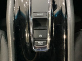 セレクトレバーの下に電子制御パーキングブレーキがあります。スイッチひとつで、停車した地点の傾斜などをシステムが検知・判断してブレーキ力を自動的に最適制御し、しっかり停車できるパーキングシステムです。