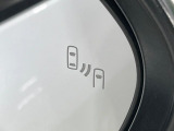 【ブラインドスポットモニター】走行中、ドアミラーの死角になりやすい箇所に後続車が接近するとサイドミラーのレンズに警告を表示!ドライバーに注意喚起をしてくれます。
