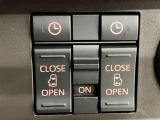 両側パワースライドドアを採用しており、運転席から簡単に開閉操作が可能です。駐車場や狭い場所でも扱いやすく、乗車時・降車時の負担を軽減します。