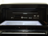 CD/DVDプレイヤー、SDカード挿入口などはセンターディスプレイの裏側にございます。