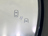 【ブラインドスポットモニター】走行中、ドアミラーの死角になりやすい箇所に後続車が接近するとサイドミラー付近に警告を表示、ドライバーに注意喚起をしてくれます。