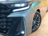【シーケンシャルターンランプ付きLEDヘッドライト】人気の『流れるウィンカー』付きのLEDヘッドライトを装備♪高級感はもちろん、点灯時は存在感たっぷりで他車からも認識されやすく安心です。