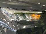 【LEDヘッドライト】悪天候や夜間走行時も良好な視界を確保し安心して運転できる高輝度LEDヘッドライトを装備!点灯速度が早く、消費電力も抑えられています。