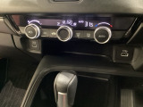 オートエアコンがついてますので、お好みの温度をセットするだけで風の強さや風量を自動で調整します。スイッチやダイヤル類も簡単操作で快適に過ごせます。
