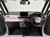明るいコーディネートカラーに包まれた運転席空間。フロントガラス面積や位置取りが良く、Aピラーの内装色や形状にこだわることで前方・右前・左前方向の視認性がいいですよ!
