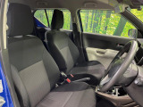 運転席まわりには十分なスペースがあり、大柄な方でもゆったり運転していただける環境です。