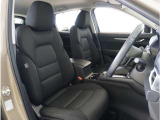 【清潔感のある運転席&助手席】隅々までクリーニングの行き届いた運転席&助手席。目立ったシミや汚れ等もございません。快適なドライブをどうぞ。