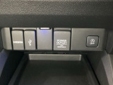 アクセサリーソケットはUSBのアダプターなどをつければ、スマホの充電にも使えます。横にはナビゲーション用の外部入力可能なUSB端子やHDMI端子がついており、周辺には物が置けるトレーがついています。