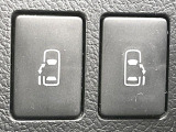 【両側パワースライドドア】スマートキーや運転席のスイッチで後席両側スライドドアの開閉が可能♪電動だから力を入れてドアを開ける必要が無く、小さなお子様でも簡単に開け閉めでき快適です♪