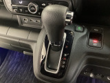 CVT車のセレクトレバーです。低速から高速まで、変速ショックのないスムーズな走りと、エンジン効率のよい領域を維持して燃費にも貢献します。サイドブレーキはスイッチ操作の電子制御パーキングブレーキです。