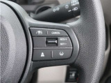 【アダプティブクルーズコントロール】ステアリングのスイッチを操作するとミリ波レーダーで先行車との距離を測定。設定を適切に保ちながら加速・減速、さらに停止まで自動に追従します。
