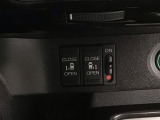 【両側パワースライドドア】両側がパワースライドドアになっており、運転席のスイッチやスマートキーでも開閉が可能です!開口部も広いので乗り降りも楽々♪