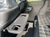 【シートバックテーブル】席背面には格納式のテーブルを装備。ちょっとした荷物が掛けられて便利なコンビニフック付です!