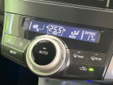 【オートエアコン】一度お好みの温度に設定すれば、車内の温度を検知し風量や温度を自動で調整。暑い&hellip;寒い&hellip;と何度もスイッチ操作をする必要はありません。快適な車内空間には必須の機能ですね♪