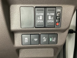 両側電動スライドドアは運転席から操作ができるよう、操作スイッチが付いています。Hondaセンシング用のVSA(ABS+TCS+横滑り抑制)解除と路外逸脱抑制機能のオンオフスイッチなどがあります。