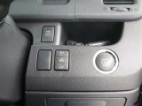 【スマートキー】を車の中に持ち込んでブレーキを踏みボタンを押すだけでエンジンスタート!キーを取り出し刺したり・回したりが無くとても便利です☆