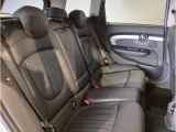 コンパクトで愛嬌のあるMINIで御座いますが、後席も意外と広く、シートは少し奥が下がっているため、ヘッドクリアランスも十分に確保されております。