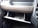 収納たっぷりグローブボックス。