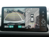 【マルチビューカメラシステム】 マルチビューカメラシステムは、カメラで映した周囲の映像をナビゲーション画面に表示し、ドライバーの死角を減らすことで運転負荷を軽減する機能です。