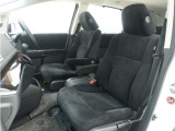 運転席と助手席は足元が繋がっているので自由に行き来しやすいので駐車場が狭いときでも助手席側からスムーズに乗り降りできて便利!