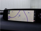 広い視野角と高画質を実現した10.3インチのワイドディスプレイ。画面周辺パネルとの見切り線を目立たなくすることで、インテリアにとけこむ造形となっています。