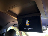 【フリップダウンモニター】大画面モニターで後席でもエンタメをお楽しみいただけます。小さなお子様にも大人気の装備です♪