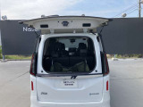 ハーフバックドアは後方にスペースがない時でも開閉出来て荷物の出し入れができて便利です。