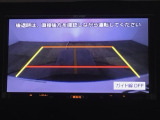 【バックカメラ】運転が苦手な方も車庫入れラクラクです!ギアをリバースに入れれば自動的に切り換わりますので、面倒な操作は不要です♪狭い駐車場もお車を傷つけず安心ですね!