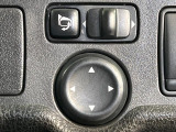 【電動格納ミラー】サイドミラーは電動格納式となっており、狭い駐車場でもキズがつくリスクを抑えられます。