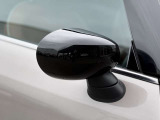 MINIの電動格納サイドミラーは、スイッチ操作でスムーズに開閉でき、狭い駐車場でも安心して扱えます。車体との一体感あるデザインで、利便性とスタイリングを両立した装備です。