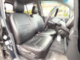 運転席シート廻りは使用感も少なく、良好な状態となっています。前オーナー様が丁寧に使っていたことがよくわかりますね。