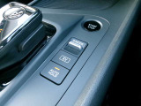 オートブレーキホールド。信号待ちなどの停車時に、ブレーキペダルを不に続けなくていなくても自動的にブレーキ力がキープされる機能です。アクセルペダルを踏めば、ブレーキが解除され発進が可能です。