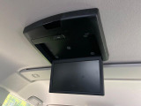 【10.1型フリップダウンモニター】大画面モニターで後席でもエンタメをお楽しみいただけます。小さなお子様にも大人気の装備です♪