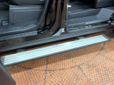 【電動サイドステップ】車高の高いお車でも、これがあれば小さいお子様の乗り降りも楽々♪スライドドアと連動して作動する為、煩わしい操作は不要です!