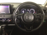 【ハンドル】運転にかかわる様々な操作を安全に行えるように視点移動が少なく操作性に配慮されたスイッチ類が凝縮されたコックピットです。